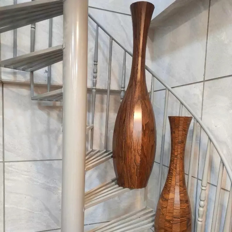 گلدان کنار سالنی