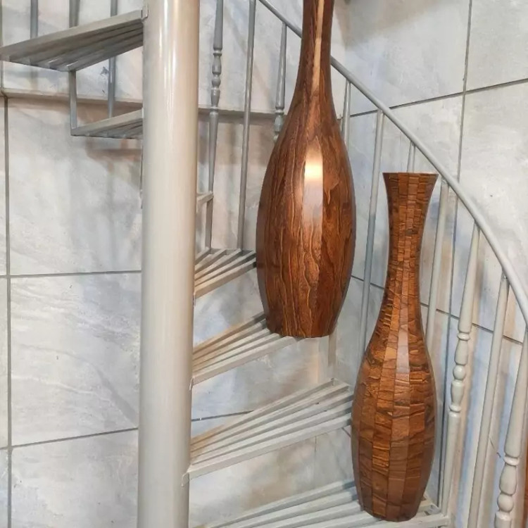 گلدان کنار سالنی