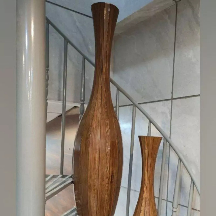 گلدان کنار سالنی